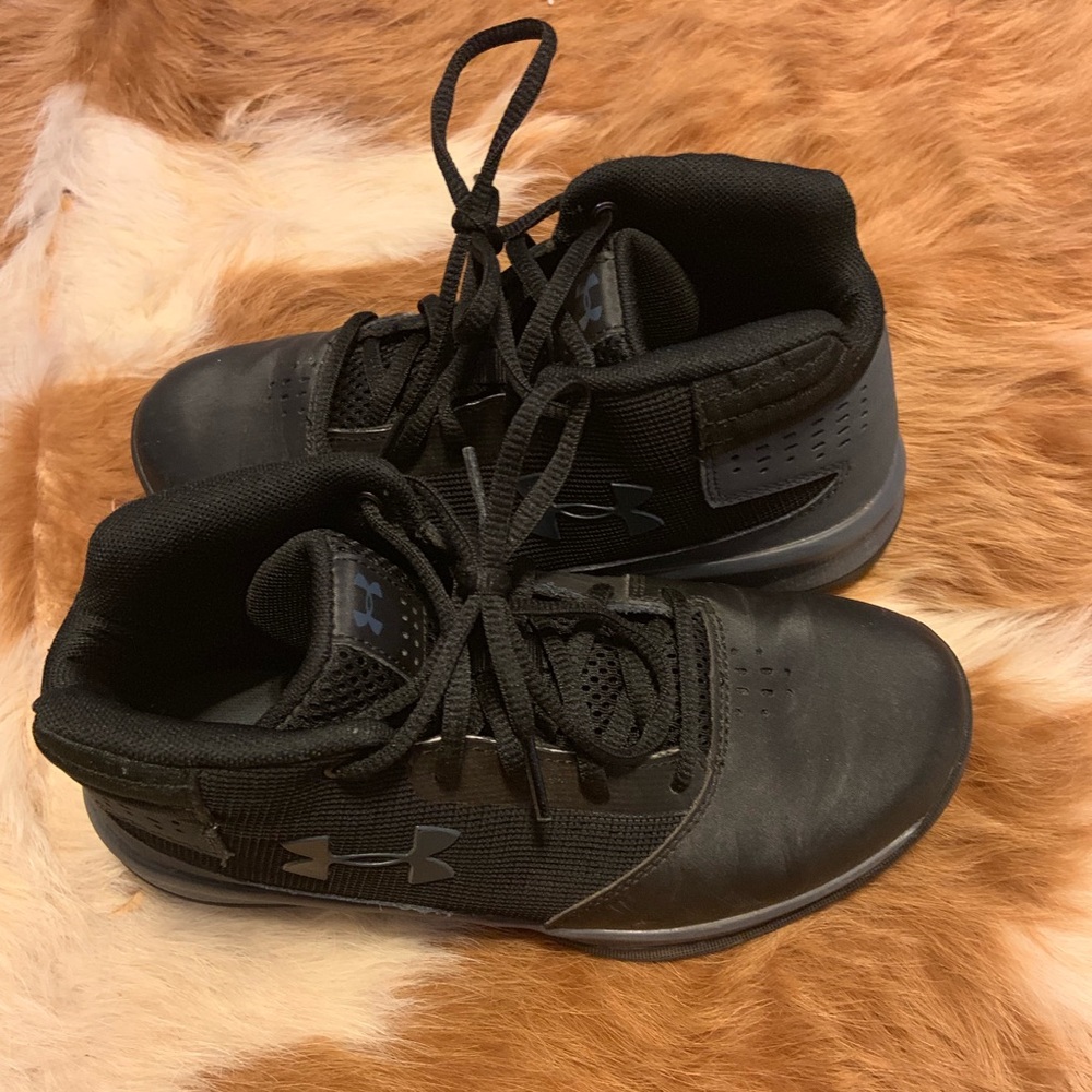 Boys basketball shoes